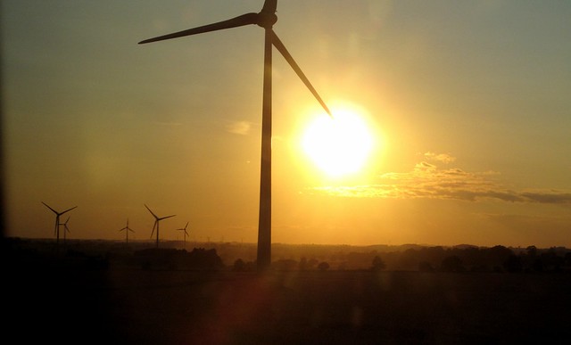 Vindkraftverk i solnedgång